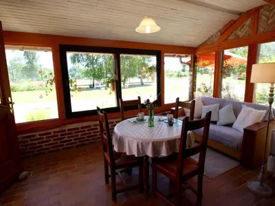 Coin salon dans l'établissement Gîte rustique à Cheverny: nature, tennis, animaux bienvenus, pêche et châteaux de la Loire à proximité - FR-1-491-366