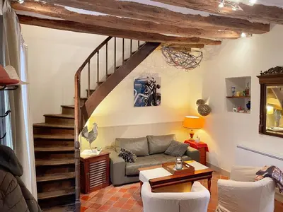 Coin salon dans l'établissement Charmant gîte à Pontlevoy avec cour privée, vélos, terrasse et proche des châteaux et commerces - FR-1-491-353