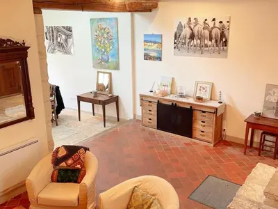 Coin salon dans l'établissement Charmant gîte à Pontlevoy avec cour privée, vélos, terrasse et proche des châteaux et commerces - FR-1-491-353