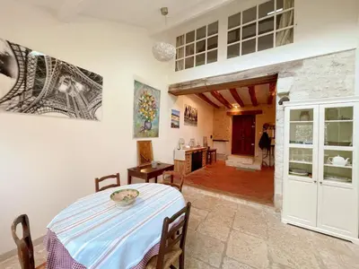 Cuisine ou kitchenette dans l'établissement Charmant gîte à Pontlevoy avec cour privée, vélos, terrasse et proche des châteaux et commerces - FR-1-491-353