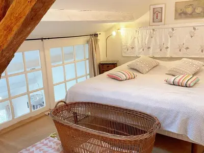 Un ou plusieurs lits dans un hébergement de l'établissement Charmant gîte à Pontlevoy avec cour privée, vélos, terrasse et proche des châteaux et commerces - FR-1-491-353