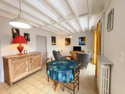 Coin salon dans l'établissement Gîte confort pour 2 avec jardin privatif près des châteaux et du Zooparc de Beauval - FR-1-491-368