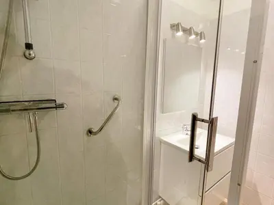 Salle de bains dans l'établissement Gîte confort pour 2 avec jardin privatif près des châteaux et du Zooparc de Beauval - FR-1-491-368