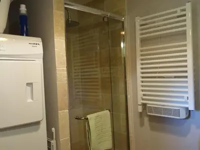 Salle de bains dans l'établissement Gîte cosy avec piscine chauffée près des sites touristiques et zoo de Beauval - FR-1-491-378