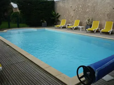 Piscine de l'établissement Gîte moderne dans ferme rénovée avec piscine chauffée, animaux acceptés - FR-1-491-377 ou située à proximité