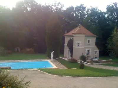 Piscine de l'établissement Gîte de Caractère avec Piscine Privée dans Parc Arboré Proche Châteaux de la Loire - FR-1-491-376 ou située à proximité