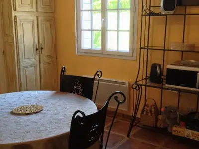 Cuisine ou kitchenette dans l'établissement Gîte de Caractère avec Piscine Privée dans Parc Arboré Proche Châteaux de la Loire - FR-1-491-376