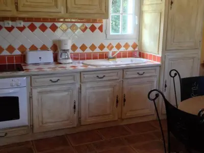 Cuisine ou kitchenette dans l'établissement Gîte de Caractère avec Piscine Privée dans Parc Arboré Proche Châteaux de la Loire - FR-1-491-376