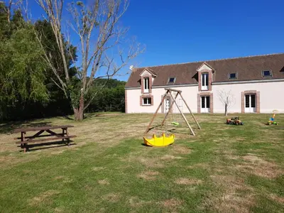 Aire de jeux pour enfants de l'établissement Gîte tout inclus avec piscine privative, activités de plein air et animaux en liberté - FR-1-491-396