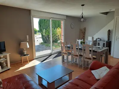 Coin salon dans l'établissement Gîte tout inclus avec piscine privative, activités de plein air et animaux en liberté - FR-1-491-396