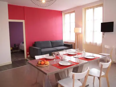 Coin salon dans l'établissement Gîte familial spacieux, idéal pour nature et randonnées - 3 chambres, jardin clos, équipement complet - FR-1-491-385