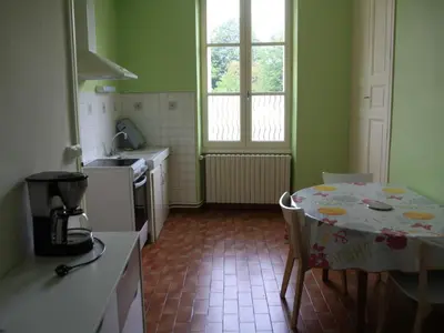 Cuisine ou kitchenette dans l'établissement Gîte familial spacieux, idéal pour nature et randonnées - 3 chambres, jardin clos, équipement complet - FR-1-491-385