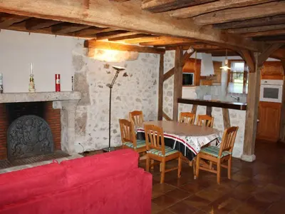 Coin salon dans l'établissement Charmant gîte près des châteaux, jardin et rivière - FR-1-491-404