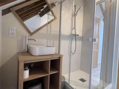 Salle de bains dans l'établissement Maison de caractère avec jardin clos, près des châteaux de la Loire, tout inclus ! - FR-1-491-406