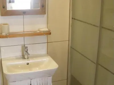 Salle de bains dans l'établissement Charmante maison avec jardin privatif, proche des Châteaux de la Loire, animaux acceptés - FR-1-491-422