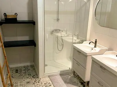 Salle de bains dans l'établissement Gîte de charme avec piscine, animaux acceptés, idéal pour familles - FR-1-491-414