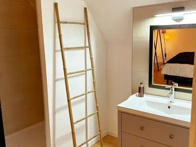 Salle de bains dans l'établissement Gîte de charme avec piscine, animaux acceptés, idéal pour familles - FR-1-491-414