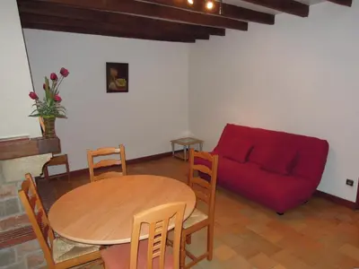Coin salon dans l'établissement Gîte charmant avec cheminée et jardin à Danzé - FR-1-491-399