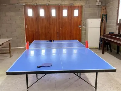 Tennis de table au sein de l'établissement Gîte charmant avec cheminée et jardin à Danzé - FR-1-491-399 ou à proximité
