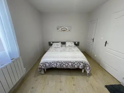 Un ou plusieurs lits dans un hébergement de l'établissement Maison plain-pied 3 ch avec sdb privatives, cour et jardin, proche Blois et châteaux de la Loire - FR-1-491-424