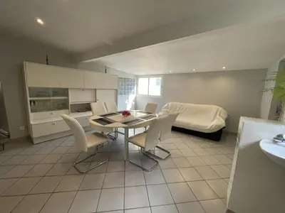 Coin salon dans l'établissement Maison plain-pied 3 ch avec sdb privatives, cour et jardin, proche Blois et châteaux de la Loire - FR-1-491-424