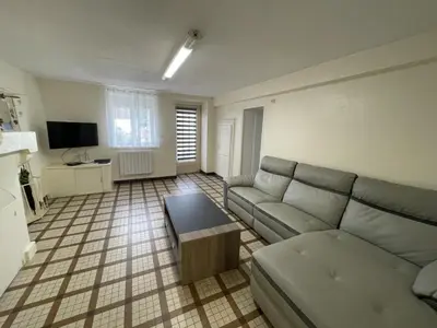 Télévision ou salle de divertissement dans l'établissement Maison plain-pied 3 ch avec sdb privatives, cour et jardin, proche Blois et châteaux de la Loire - FR-1-491-424