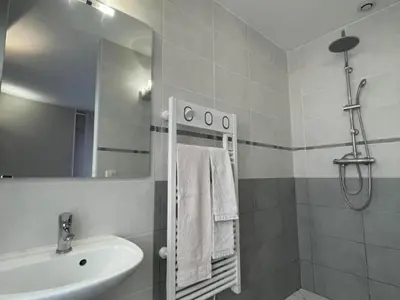 Salle de bains dans l'établissement Maison plain-pied 3 ch avec sdb privatives, cour et jardin, proche Blois et châteaux de la Loire - FR-1-491-424