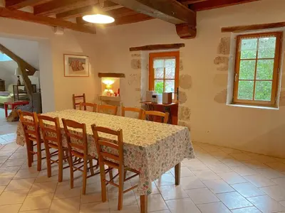 Coin salon dans l'établissement Gîte tout inclus près de Blois avec jardin, idéal familles, proche châteaux de la Loire - FR-1-491-430
