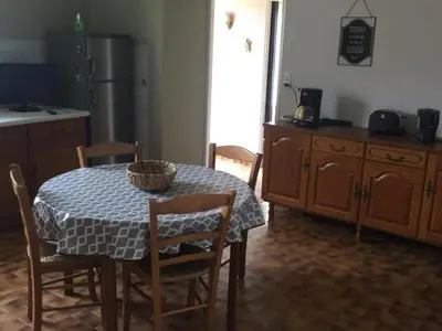Cuisine ou kitchenette dans l'établissement Gîte spacieux avec cheminée et salle de jeux - FR-1-491-442