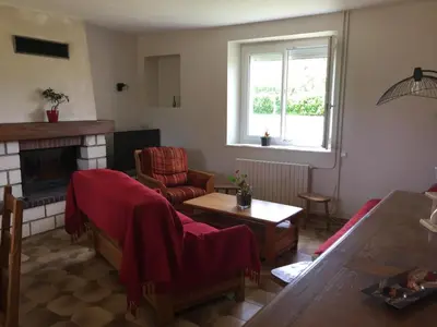 Coin salon dans l'établissement Gîte spacieux avec cheminée et salle de jeux - FR-1-491-442