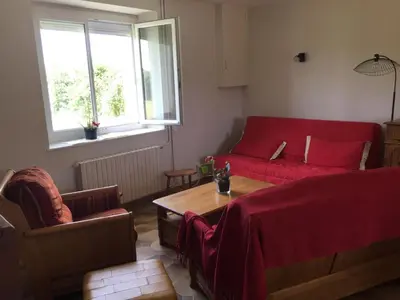 Coin salon dans l'établissement Gîte spacieux avec cheminée et salle de jeux - FR-1-491-442