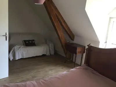 Un ou plusieurs lits dans un hébergement de l'établissement Gîte spacieux avec cheminée et salle de jeux - FR-1-491-442