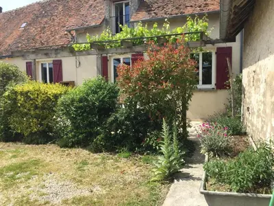 Jardin de l'établissement Gîte spacieux avec cheminée et salle de jeux - FR-1-491-442