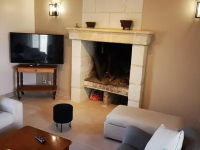 Télévision ou salle de divertissement dans l'établissement Maison de Campagne Confortable avec Cheminée et Jardin - FR-1-491-432