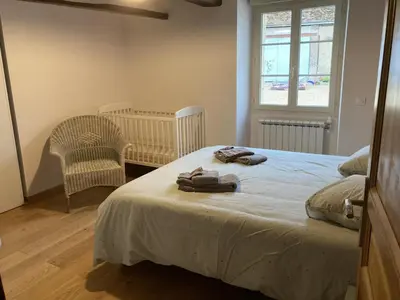 Un ou plusieurs lits dans un hébergement de l'établissement Maison de Campagne Confortable avec Cheminée et Jardin - FR-1-491-432