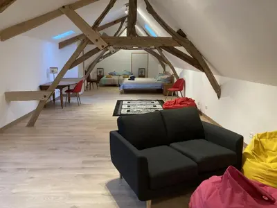 Coin salon dans l'établissement Maison de Campagne Confortable avec Cheminée et Jardin - FR-1-491-432