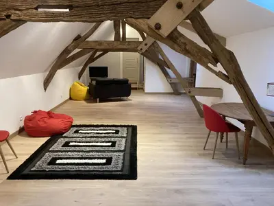 Coin salon dans l'établissement Maison de Campagne Confortable avec Cheminée et Jardin - FR-1-491-432