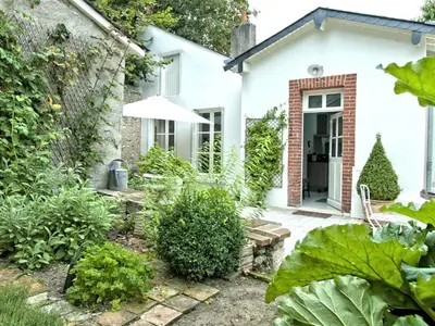 Jardin de l'établissement Gîte de Charme au Cœur de Blois avec Jardin Privé, Garage et Équipements Modernes - FR-1-491-425