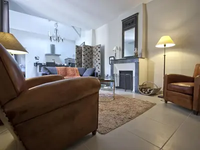 Coin salon dans l'établissement Gîte de Charme au Cœur de Blois avec Jardin Privé, Garage et Équipements Modernes - FR-1-491-425