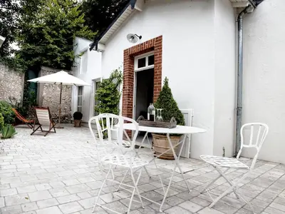Terrasse ou espace extérieur de l'établissement Gîte de Charme au Cœur de Blois avec Jardin Privé, Garage et Équipements Modernes - FR-1-491-425