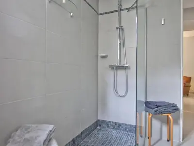 Salle de bains dans l'établissement Gîte de Charme au Cœur de Blois avec Jardin Privé, Garage et Équipements Modernes - FR-1-491-425