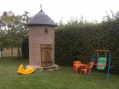 Aire de jeux pour enfants de l'établissement Gîte de charme avec jardin clos et animaux acceptés - FR-1-491-440