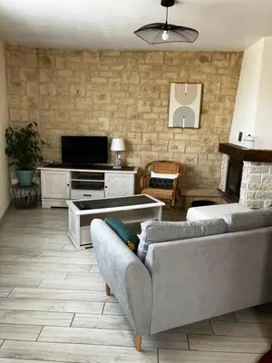 Télévision ou salle de divertissement dans l'établissement La P'tite Véronnaise