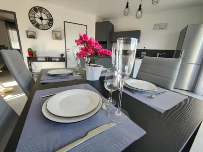 Cuisine ou kitchenette dans l'établissement Perroquet & Koala 2 logements 10min du zoo de Beauval et proche château