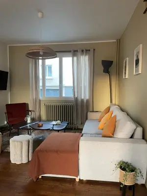 Coin salon dans l'établissement Chez Léonine, maison en centre ville