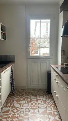 Cuisine ou kitchenette dans l'établissement Chez Léonine, maison en centre ville