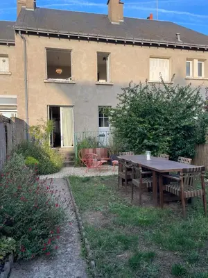 Jardin de l'établissement Chez Léonine, maison en centre ville