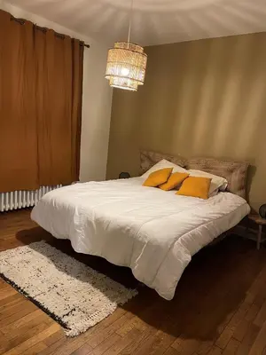 Un ou plusieurs lits dans un hébergement de l'établissement Chez Léonine, maison en centre ville