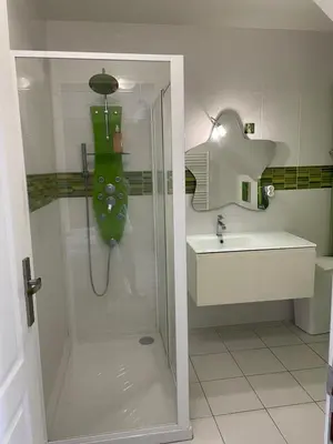 Salle de bains dans l'établissement Les Jardins d Isaac rue de la Musardière