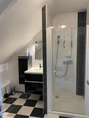Salle de bains dans l'établissement Les Jardins d Isaac rue de la Musardière